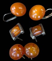 Auktion 364 / Los 1042 <br>3 Paar Silber-Ohrstecker mit Bernsteinen, zus. 7,8 gr