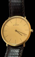 Auktion 364 / Los 2002 <br>flache Herrenarmbanduhr "Eterna" in Gelbgoldgehäuse -585-, Quartzwerk läuft genau,  Krokoband mit Schliesse von "Wempe"