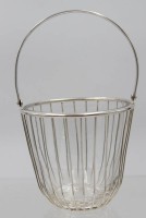 Auktion 364<br>Glas-Eiskübel mit versilberter Montur und Henkel, H-10,5 cm