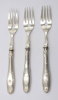 Auktion 364 / Los 11002 <br>3x Silber-800- Fischgabeln, Ziermonogramm, Gebrauchsspuren, L-20 cm, zus. ca. 137 gr.