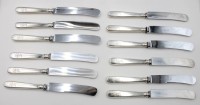 Auktion 364 / Los 11003 <br>12 alte Messer mit Silbergriffen-900-, Ziermonogramm, zus. ca. 1050 gr., L-ca. 24 cm, in roten Rolltuch