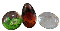 Auktion 364<br>3x div Paperweights. 1x signiert Eisch, ca. H-4-9-12 cm