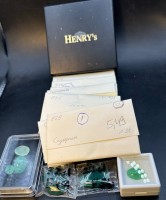 Auktion 364<br>Karton von "Henry" Auktionshaus mit 12 Tüten  Chrysopras, wohl weit über 120 ct, Falt-Tüten mit Grösse etc. fachmännisch beschriftet, anbei 2 Seiten, da der Tüteninhalt gelistet und Qualität fachmännisch beschrieben, anbei einige grosse lose Chrysoprase