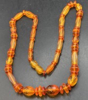 Auktion 364<br>Bernstein-Halskette, facettiert, L-ca. 45 cm, 14 gr.