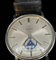 Auktion 364 / Los 2019 <br>mechan. Handaufzug HAU "Omega" 135 019-Tool 106, Werbung für Saurer, Werk läuft, Lederband, leichte Tragespuren, 1968