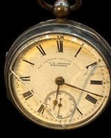 Auktion 364<br>dicke Herrentaschenuhr in Silbergehäuse, Chester 1765, Glas mit Riss, ansonsten guter Zustand, Werk steht, verso Ziermonogramm, 134 gr., D-ca. 5 cm