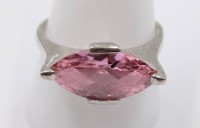 Auktion 364<br>925er Silber-Ring mit rosa Stein, 6,2gr., RG 63