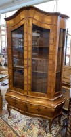 kl. Barock-Vitrine, Edelfurniere intarsiert, wohl Anfang 20.Jhd., gut erhalten, H-188 cm, B-110 cm, -37  cm, zweiteilig