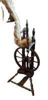 Auktion 364 / Los 14008 <br>altes Spinnrad, Holzgestell tlw. gedrechselt und beschnitzt 2. Hälfte 19. Jh. Höhe ca. 120 cm. Alters und Gebrauchsspuren