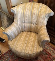 Auktion 364 / Los 14014 <br>kl. Salonstuhl, gepolstert, unter rechter Armlehne mit kl. Einriss