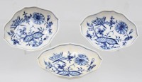 Auktion 364 / Los 8001 <br>3x Schalen, Meissen,.Schwertermarke, Zwiebelmuster, je 2 Schleifstriche, ca. 10,3 x 8cm