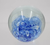 Auktion 364 / Los 10005 <br>Paperweight, blaue Einschmelzungen, ca. H-9cm