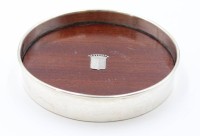 Auktion 364 / Los 11006 <br>Flaschenuntersetzer, 800er Silber, Holzboden mit Silberwappen, Silber ca. 65gr. , D-12,5cm