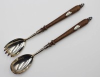Auktion 364 / Los 11026 <br>langstieliges Salatbesteck, Silber (gepr.), Holzgriffe, ca. L-32,5cm