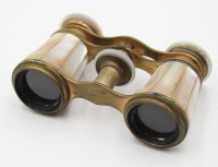 Auktion 364 / Los 16007 <br>Opernglas mit Perlmuttauflagen, älter, Optik klar