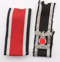 Auktion 364 / Los 7009 <br>Replik Wiederholungsspange 1939 zum Eisernen Kreuz 2.Klasse sowie Ordensband