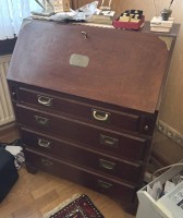 Auktion 364 / Los 14016 <br>Mahagoni Schreibsekretär von "Warrings" leichte Gebrauchsspuren,