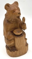Auktion 364 / Los 14505 <br>holzgeschnitzter Bär ,mit Schale und Löffel, Russland, orig. Etikett, H-18 cm,
