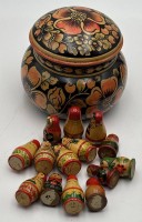 Auktion 364 / Los 14506 <br>gr. russische Lackdose mit 14 kl. Holzpüppchen, russ. Handarbeit,  Dose H-15 cm, D-ca. 17 cm, Puppen H-ca. 6 cm