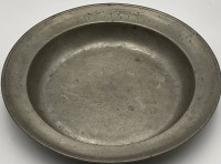 Auktion 364 / Los 15020 <br>gr. Zinnschale, datiert 1858, Engelmarke, H-4 cm, D-30 cm