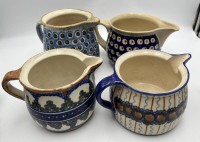 Auktion 364 / Los 9008 <br>4x  gr. Bunzlau Milchkrüge, div. bunte Dekore, Pfauenaugen etc., mit Altersspuren bzw. kl. Chips, H-13 bis 17 cm