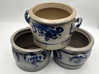 Auktion 364 / Los 9015 <br>3x Schmalztöpfe mit Blaumalerei, graues Steinzeug, um 1900, alle Handarbeit, ca. 4 Liter, H-14 cm, B-ca 24 cm