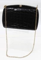 Auktion 364 / Los 13005 <br>Damenhandtasche, schwarz, Kroko-Imitat, 60er Jahre, ca- 16,5 x 24,5cm