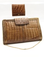 Auktion 364 / Los 13006 <br>schöne Damenhandtasche, Krokoleder, wohl 50e/60er Jahre, Tragespuren, anbei Krokoleder-Geldbörse von Goldpfeil, ca. 16,5 x 27cm