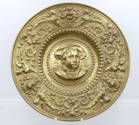 Auktion 364 / Los 15032 <br>Wandteller, reliefiertes Messingblech, mittig Motiv nach Hohlbein, D-39cm