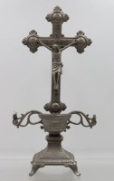 Auktion 364 / Los 15035 <br>Tisch-Kruzifix mit kl. Weihwasserbecken, älter, Zinn, ca, H-34,5cm