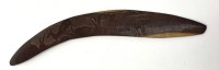 Auktion 364 / Los 15040 <br>vintage australischer Bumerang, eine Seite beschnitzt mit Känguruhs, L-44 cm