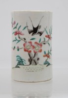 Auktion 364 / Los 15508 <br>k. antiker Pinselhalter mit Vogel-u. Blumenbemalung sowie Schriftzeichen, rote Marke, ca. H-11cm