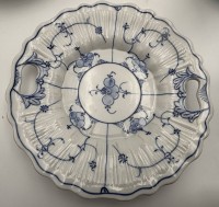 Auktion 364 / Los 8014 <br>Kuchenteller "Rauenstein" um 1900, D-25 cm, gemarkt mit blauer F&auml;hnchenmarke Rn, Marke von 1890-1930, runde Form mit gewelltem Rand, 2 Handhaben, gerippte Fahne, mit ausgetuschtem Strohblumenmuster bemalt;