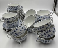 Auktion 364 / Los 8016 <br>15x Suppentassen mit  16 Unterteller "Heinrich" Amalienburg, Strohblume, Villeroy&amp;Boch, Tasse H-5.8 cm, D-11 cm, 31 Teile, wohl alles guter Zustand