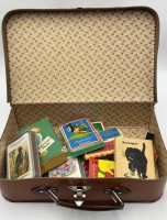 Auktion 364 / Los 12018 <br>kl. Puppen-Handkoffer mit 10 alten Quartettspielen, hpts. Schwarzer Peter etc., Vollständigkeit nicht überprüft, H-9 cm, 20x33 cm