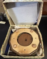 Auktion 364 / Los 14507 <br>einstöckige Erzgebirge Pyramide in OVP, DDR um 1960, Modell Nr. 9704, mit 4 Kurrende Sänger, Vollständigkeit nicht überprüft