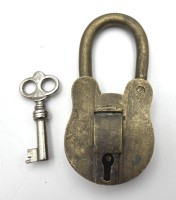 Auktion 364<br>Handgearbeitetes Messing-Vorhängeschloss mit Schlüssel, 2 Lever (2 Heber), H-10,5 cm, Schloss leichtgängig