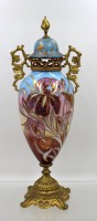 Auktion 364<br>schillernde Jugendstil-Deckelvase von Sevres, ca. 1910, Blumenbemalung, undeutl. signiert, Deckel geklebt,  wohl Bronzemonturen