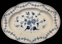 Auktion 364<br>grosse Servierplatte "KPM" Berlin, indianische blaue Blumen, mit durchbrochenen Stabrippen,  an den Enden Unterseite und Standring alt restauriert, verfärbt, wohl 18/ Anfang 19. Jhd., 44x32 cm,
