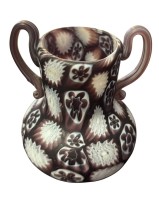 Auktion 364<br>Henkel-Vase, Murano-Fratelli Toso um 1920, eingeschmolzene Murrinen, H-7,5 cm