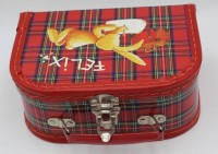 Auktion 364 / Los 12022 <br>kl. Handkoffer mit Plastik Reiter etc., 9x20x14 cm