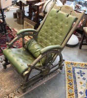 Auktion 367<br>Decksstuhl o.&auml;., Schild "The Clermont Baltimore 1801", Chesterfield gekn&ouml;pften gr&uuml;ner Ledersessel, wohl 60/70er Jahre, Gebrauchsspuren, ca. H-92cm Z-130cm Sh-38cm