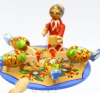 Auktion 364<br>Holz-Kinderspielzeug mit pickenden Hühnern, Russland, L-16 cm, H-6 cm