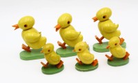 Auktion 364<br>6x div. Erzgebirge Enten "Wendt u. Kühn"  2 Grössen, 2 und 4 cm,  in Holzkästchen mit Ente auf Deckel,