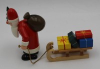 Auktion 364<br>Erzgebirge Nikolaus mit Schlitten voller Pakete,  H-7 cm, L-11 cm