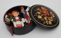 Auktion 364 / Los 14514 <br>russische Lackdose mit Blumenbemalung und drei Hampelmännern, Dose H-5 cm, D-13 cm, Marionwtten H-9 cm
