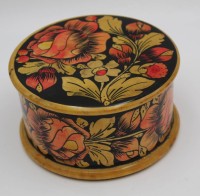 Auktion 364 / Los 14515 <br>russische Dose, handbemalt, gefüllt  mit Holz-Perlen, Dose H-7 cm, D-12 cm