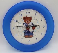 Auktion 364 / Los 12028 <br>Kinderzimmer-Batterieuhr mit Teddy, Werk läuft, D-26 cm