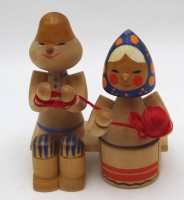 Auktion 364<br>russisches Bauernpaar beim Wolle aufwickeln, Holzschnitzerei,  ca. 9,5 cm