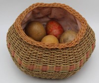 Auktion 364<br>Korb mit 8 grossen Holzeiern